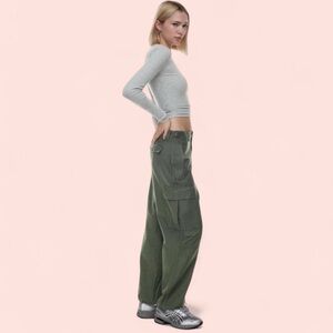 Aritzia TNA Supply Relaxed Cargo Pants in Utility Green- 26” waist ( 0 )